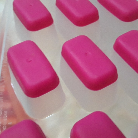 2 ice cube trays,  1 water bottle ice cube tray and 1 silicone bottom tray - Picture 2 of 4